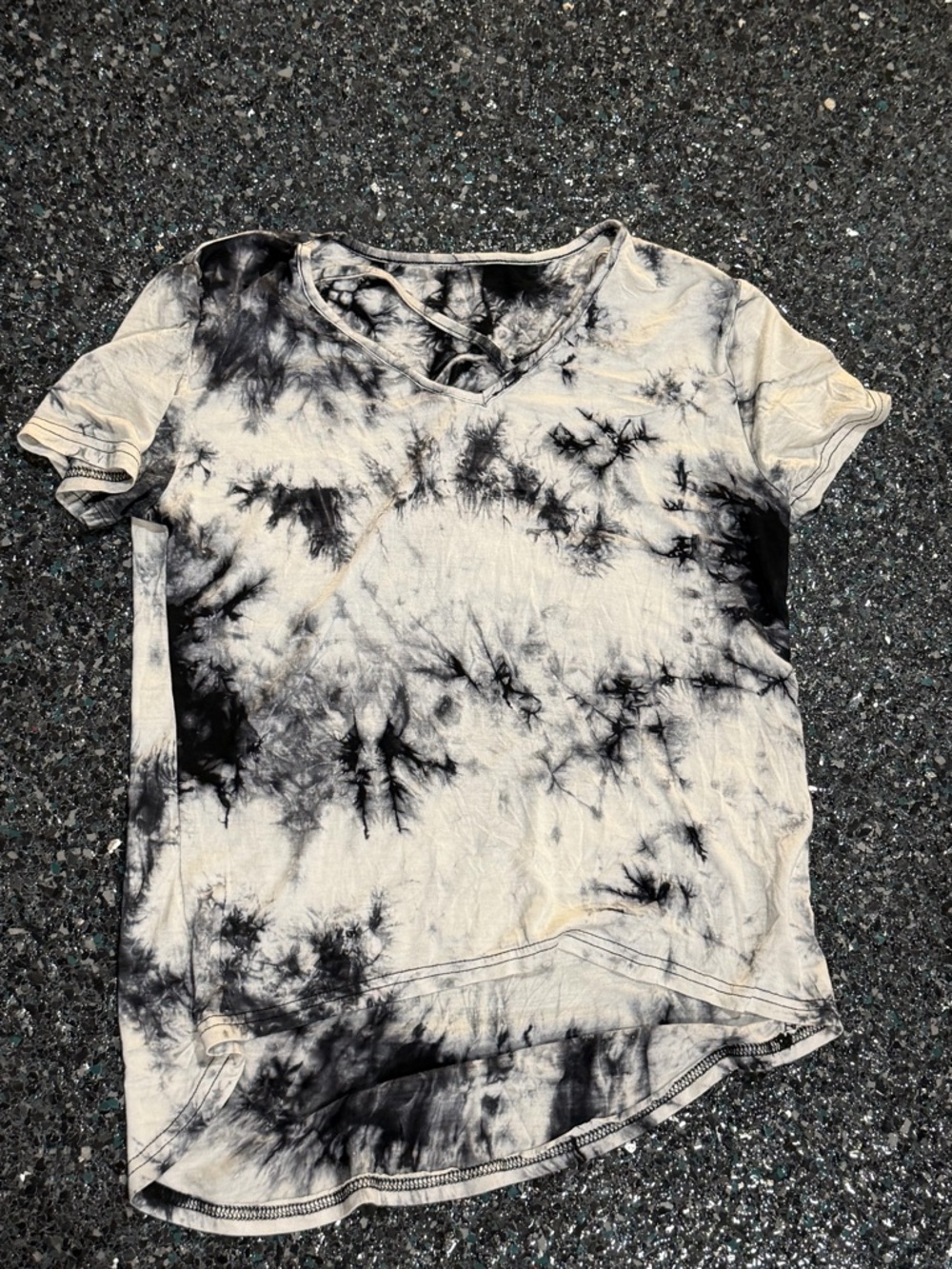 Women’s Medium Black & White V Neck Tie Dye Short Sleeve T Shirt